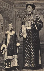 Les Monsters, il gigante della Cina. Fotografia, fine XIX secolo, Parigi. Collezione privata.