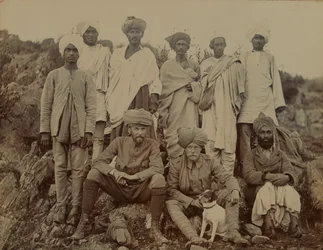 Tenente S Edwardes con il suo cane Biddy, circa 1895