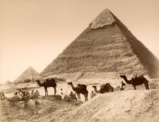 Uomini e cammelli davanti alla piramide di Chefren