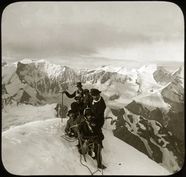 Alpinismo alla fine del XIX o inizio del XX secolo: gruppo di alpinisti sulla vetta del Wetterhorn, massiccio del Wetterhorner, Alpi Bernesi, Canton Berna, Svizzera