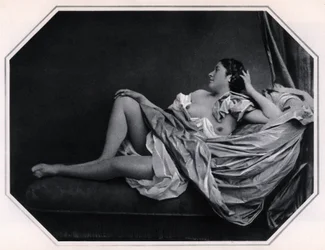 Donna nuda sdraiata