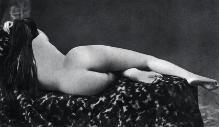 Donna nuda reclinata, intorno al 1860, fotografia anonima