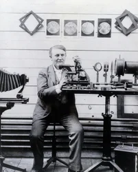 Foto di Thomas-Alva Edison davanti al suo fonografo