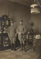 Ritratto di Bruno de Pererelli in uniforme fotografato in compagnia di un soldato