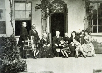Ritratto di Victor Hugo in esilio a Guernsey nel 1866 con Juliette Drouet alla sua destra