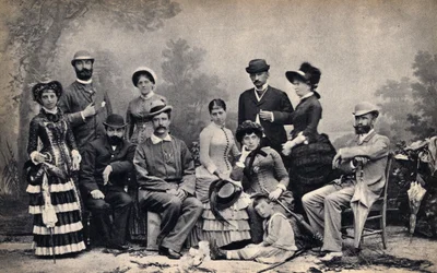 Ritratto di una famiglia con un fotografo, davanti a un