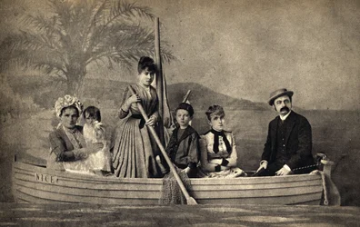 Ritratto di una famiglia con un fotografo, messa in scena in una barca. Fotografia, fine XIX secolo, Parigi. Coll. Selva.