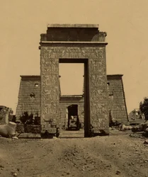 Propylon (arco di trionfo) e pilone nella Valle dei Rams, parte del Tempio di Ramses IV a Tebe. 1880 (foto)