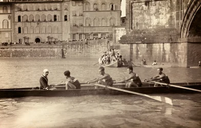 Remare sul fiume Arno, Firenze
