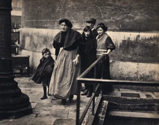 Scena di una famiglia espulsa a Parigi. Fotografia, fine XIX secolo, Parigi. Coll. Selva