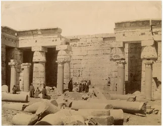 Secondo cortile del Tempio Mortuario di Ramesse III, lato nord, Medinet Habu, Egitto, ca 1890