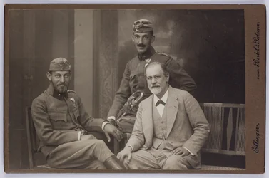 Sigmund Freud con i suoi figli Ernst e Martin in uniformi militari, ca. 1916