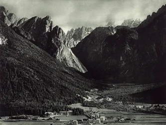 La città di Dobbiaco nelle Dolomiti