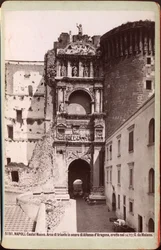 Arco di trionfo di Castel Nuovo, Napoli, 1880 circa (fotografia)