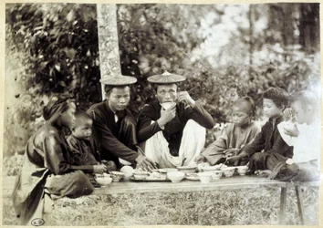Vietnamiti durante un pasto, c. 1895
