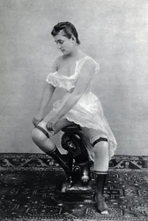 Donna in lingerie (deshabille) intorno al 1885 Fotografia anonima (foto in bianco e nero)