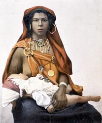 Giovane donna berbera che allatta un bambino. Fotografia del XIX secolo