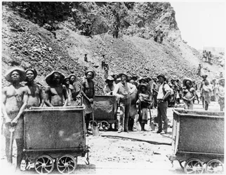 Ragazzi zulu nelle miniere di diamanti De Beers, 1885 circa (foto b/n)