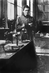 La fisica francese Marie Curie (1867-1934), premio Nobel per la fisica nel 1903 e premio Nobel per la chimica nel 1911, qui nel suo primo laboratorio a Parigi nel 1898