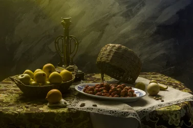 Natura morta scura con frutta