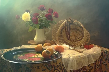 Natura morta con rose vintage e frutta