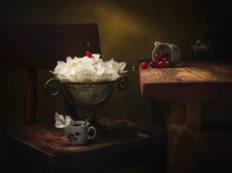 Elegante natura morta con ciliegie