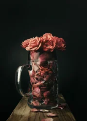 Rose in una tazza di vetro