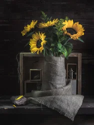 Natura morta rustica con girasoli
