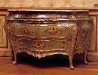 Mobili: cassettone laccato e dipinto del XVIII secolo. Manifattura di Venezia. Museo delle Arti Decorative, Parigi