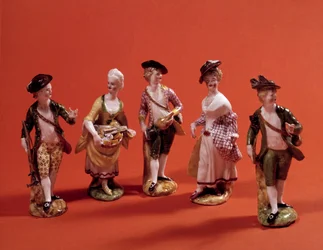 Piccole figure che rappresentano personaggi (cacciatore, massaia, dama dell