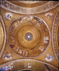 Vista della cupola con mosaici su sfondo dorato