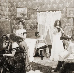 Preparativi per il ballo, c.1900 (foto seppia)