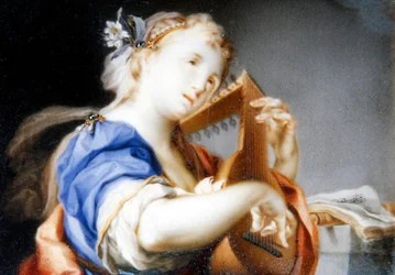 Una signora, in una veste blu foderata di bianco, che suona il liuto