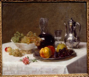 Angolo del tavolo Natura morta di frutta (uva, mela cotogna e pera), argenteria e brocca di vino