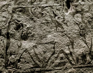 I morti che cavalcano il cavallo di Odino (dettaglio di una pietra funeraria vichinga, VII-VIII secolo d.C.)