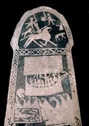Vichingo: Pietra runica di Gotland (Svezia) che rappresenta un drakkar vichingo, VIII secolo - Museo regionale di Visby, Svezia