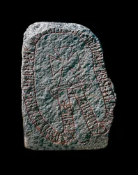 Vichingo: Pietra runica con graffiti a forma di croce. X secolo.