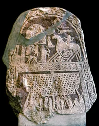 Pietra runica raffigurante Wotan (Odino) sul suo cavallo a otto zampe Sleipnir, mentre sale a bordo di una nave lunga vichinga