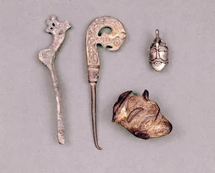 Vari pezzi di apparato e gioielli vichinghi, in alto a destra, una rappresentazione della divinità Odino. Stoccolma, Historiska Museet