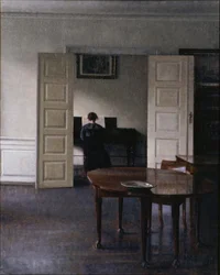 Interno con Ida che suona il pianoforte