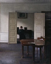 Interno con Ida che suona il pianoforte