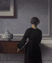 Interno con giovane donna di spalle