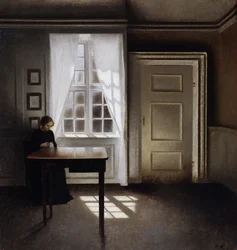Una donna che cuce in un interno