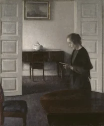 Interno con una signora che legge
