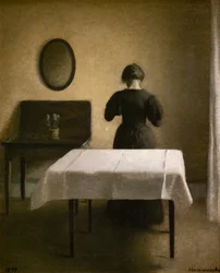 Interno con una donna di spalle