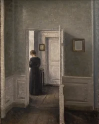 Interno con una donna in piedi