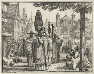 Processione con una statua per una strada