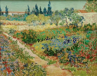 Giardino fiorito con sentiero