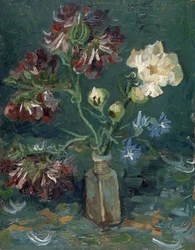 Bottiglia con peonie e delphinium blu