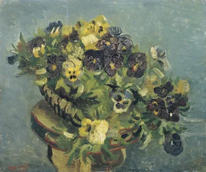 Vaso di viole del pensiero su un piccolo tavolo
